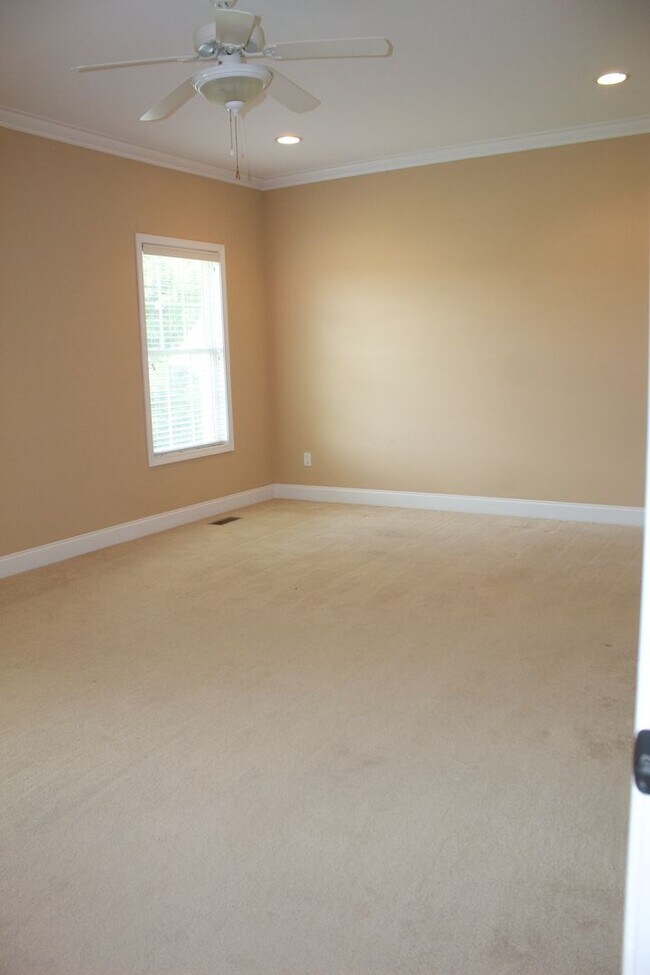 Building Photo - For Rent - Charming 3BR/2BA Home in Macken...