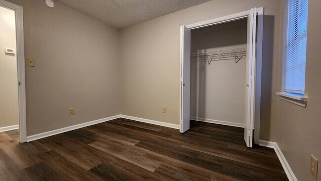 Building Photo - 208 S Ginger Dr