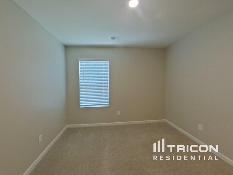 Building Photo - 864 Bentley Dr