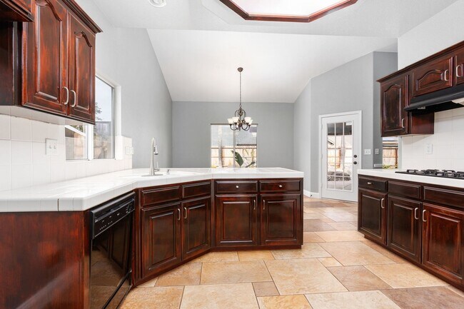 Building Photo - Gorgeous 3 bd. & 2 bath Home with a pool i...