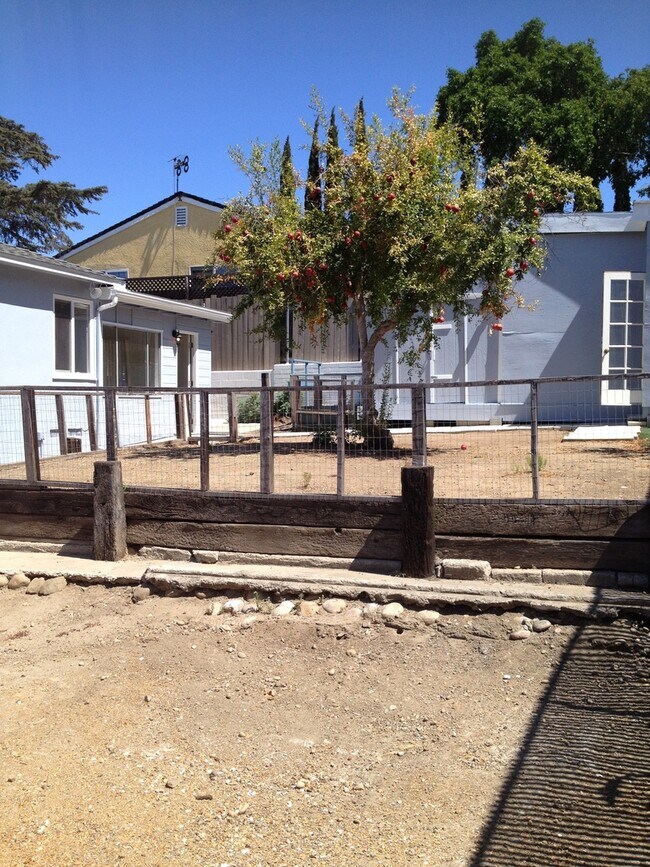 Building Photo - Centrally Located 3/1