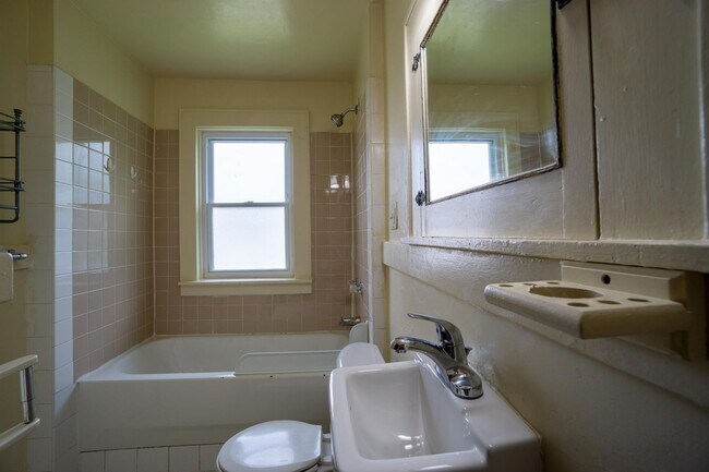 Building Photo - 3 Bed|1 Bath Apartment in Westcott Neighbo...