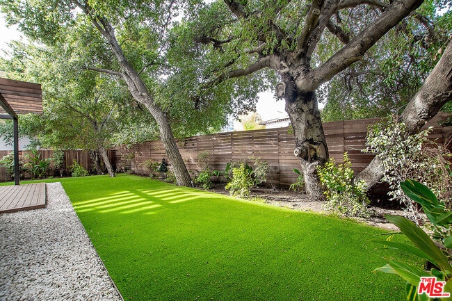 Building Photo - 16540 Moorpark St