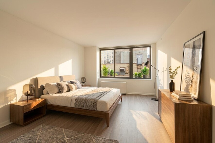 Building Photo - 167 E 71st St