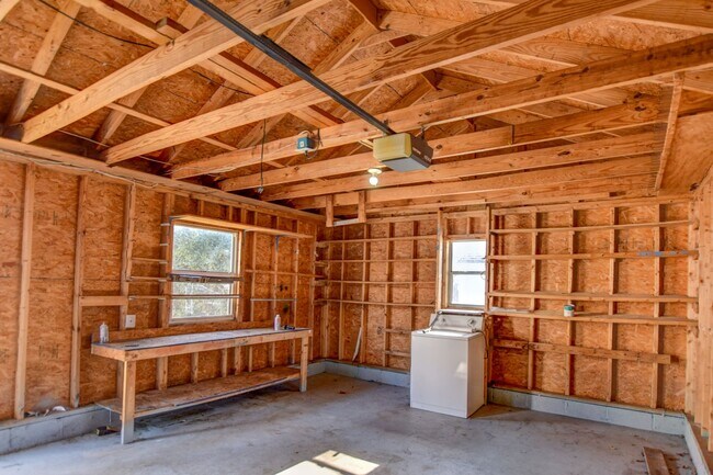 Building Photo - 11 Roberts Ct W