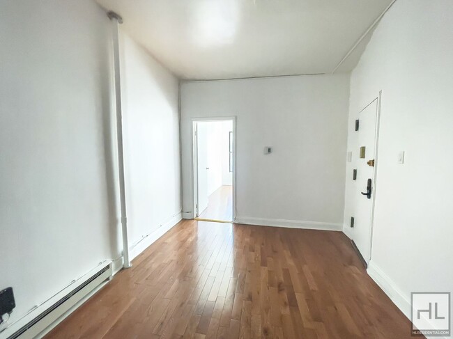 Building Photo - Spacious Bushwick 2-Bed 1-Bath / Great Loc...