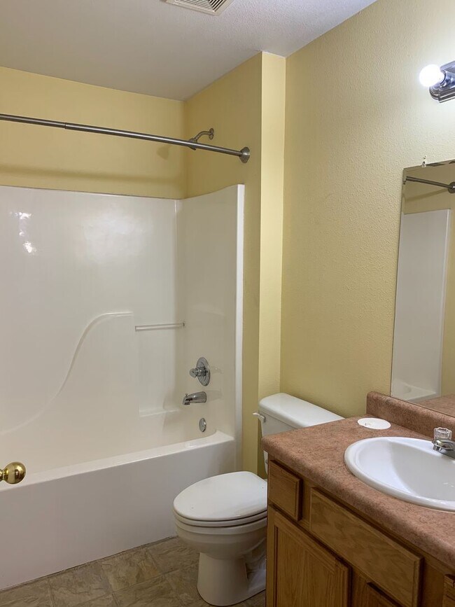 Building Photo - $300 OFF OF YOUR FIRST MONTHS RENT!!! 2 Bedroom Apartment for Lease - 1 Mile from University of A...