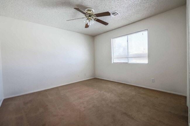 Building Photo - CUTE 2 BEDROOM CONDO!