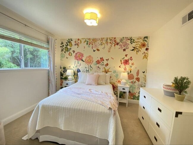 Building Photo - 4 Bedroom/ 3 Bathroom in Dublin!!
