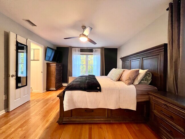Building Photo - 4 Cobblestone Ct