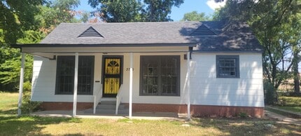 Building Photo - Beautiful 3 bedroom/1 bath Cottage with La...