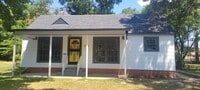 Building Photo - Beautiful 3 bedroom/1 bath Cottage with La...
