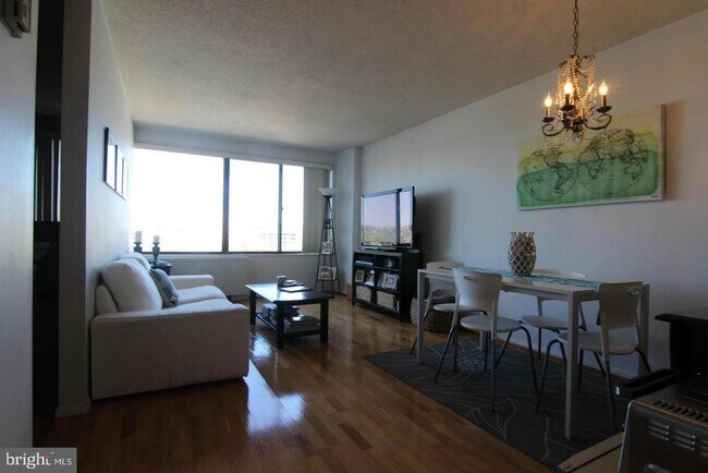 Building Photo - 1330 New Hampshire Ave NW