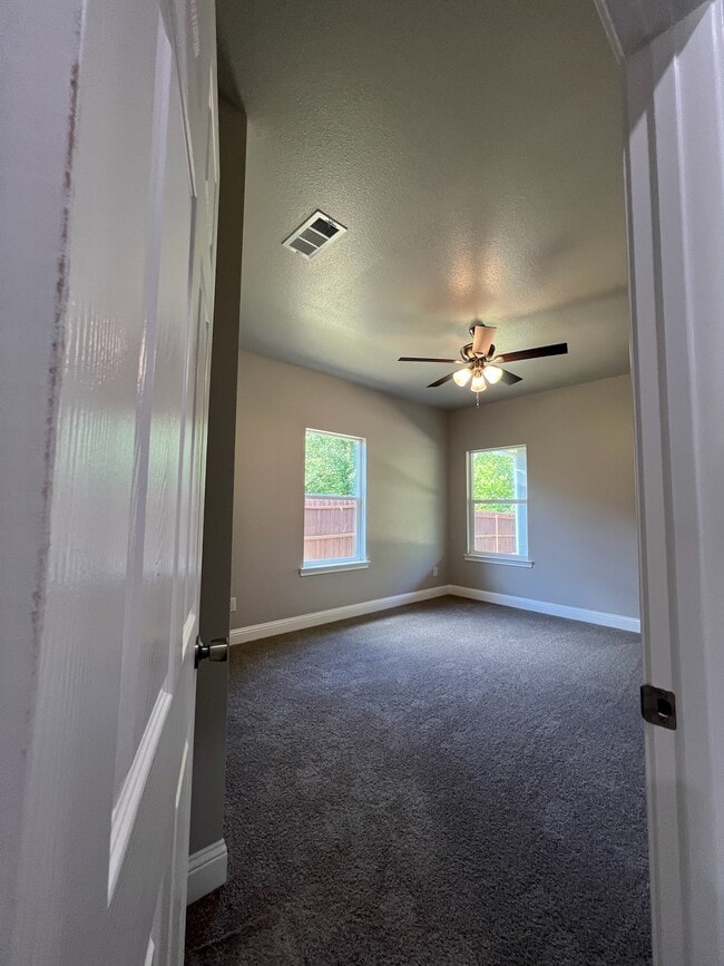 Building Photo - 821 Edgar St