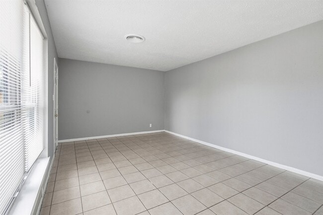 Building Photo - 344 Pennington Dr