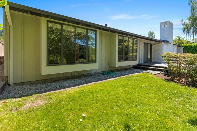 Building Photo - 3 bedroom 2 bath
