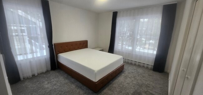 Building Photo - 260 Birchwood Dr