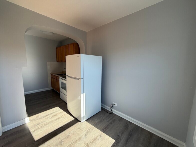 Building Photo - 6956 N Ashland Ave