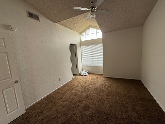 Building Photo - Hesperia Home, 3 Bedroom's, 2 Bathrooms, New paint, New Carpet,
