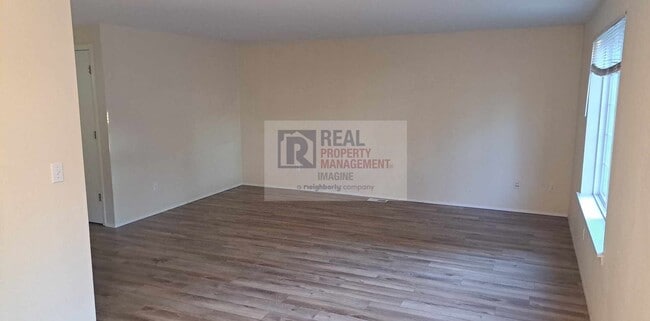 Building Photo - Check Out This Adorable 3 Bedroom, 2.5 Bath TownHome!