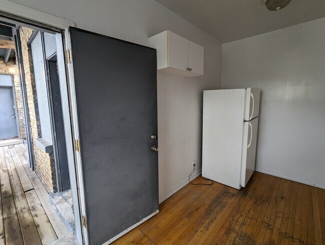 Building Photo - 3048 W Wellington Ave