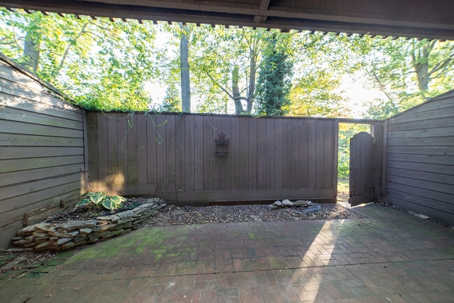 Building Photo - 750 Shaker Dr