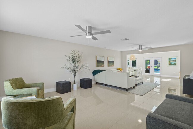 Building Photo - Naples Park Pool home - walking distance to the beach!