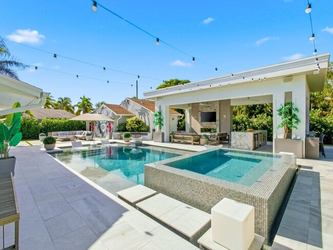 Building Photo - 2210 NE 3rd Ave