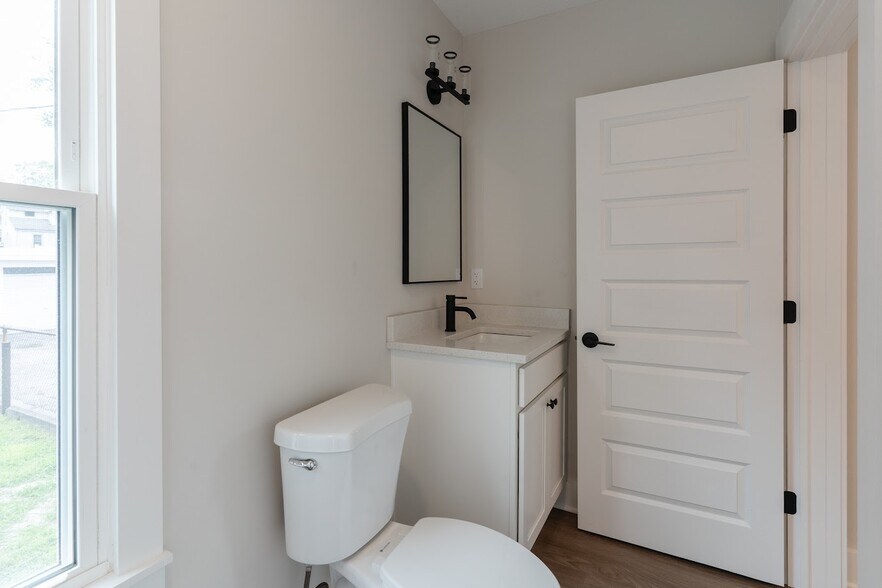 Building Photo - 1464 E 123rd St