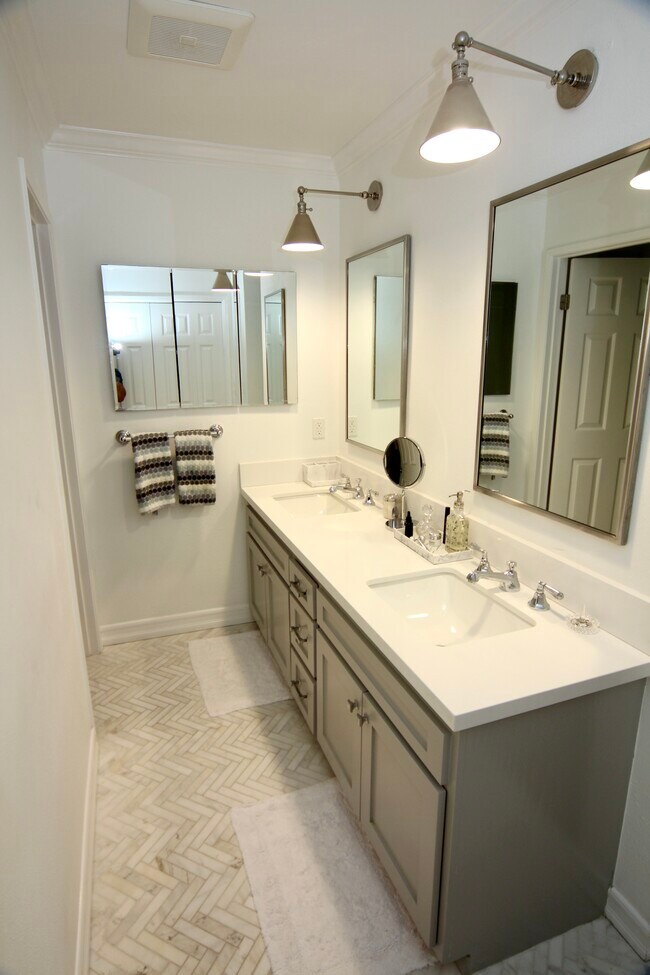 Master bathroom w/ dual vanity - 800 N Juanita Ave