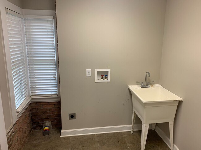 Building Photo - Charming 4B/3.5B Home!