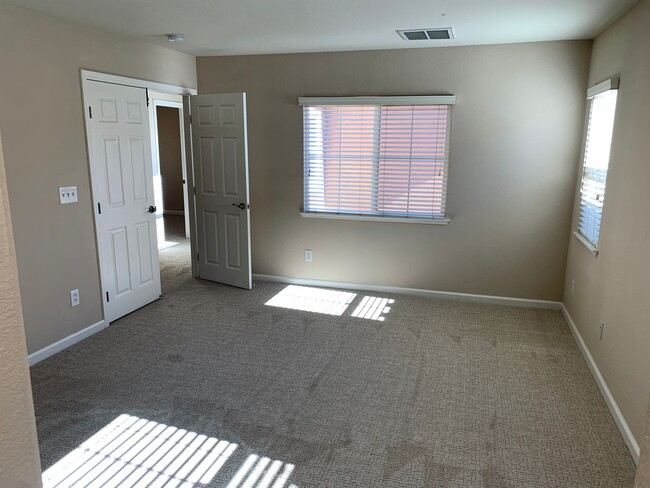 Building Photo - Beautiful 4 Bedroom, 2.5 Bath Mountain Hou...