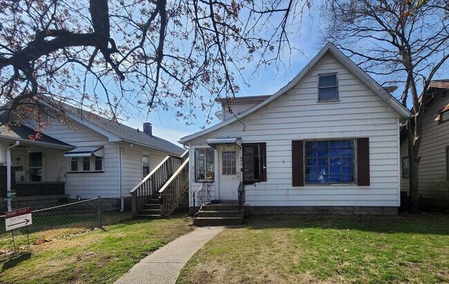 Building Photo - Half Off Your Deposit !!!