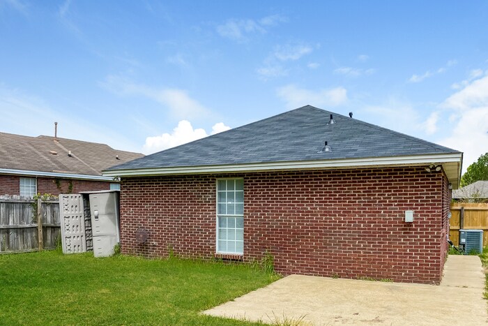 Building Photo - 826 Cottage Ln