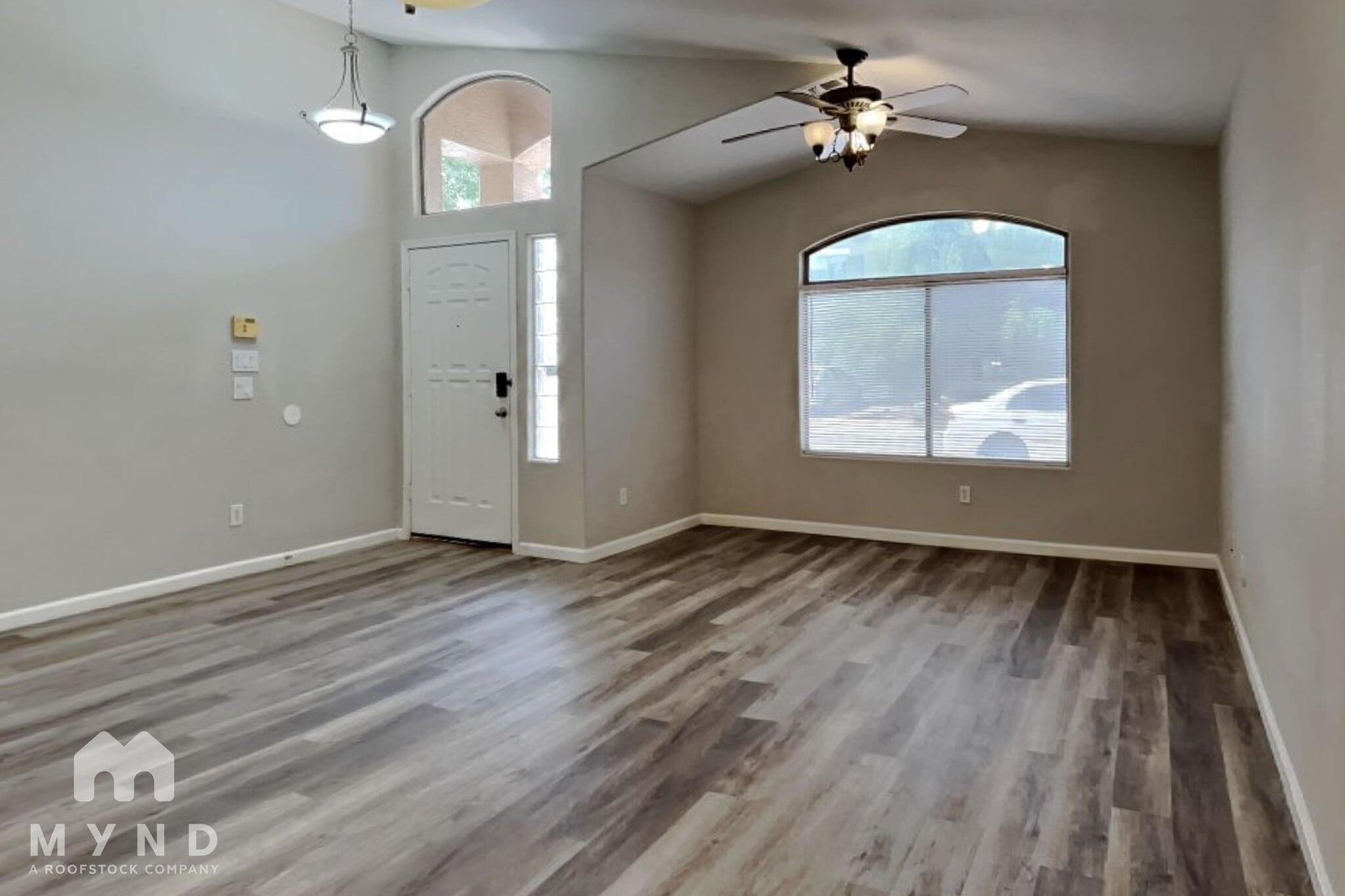 Building Photo - 714 E Lovegrass Dr