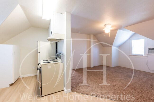 Building Photo - Spacious Attic Apartment Close to WWU