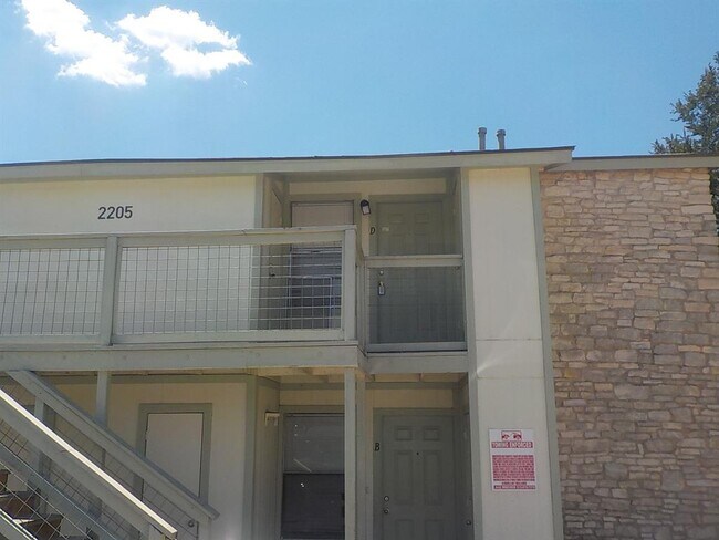 Building Photo - 2205 Leah Cove