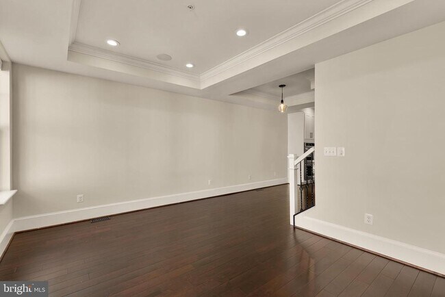 Building Photo - 1609 Levis St NE