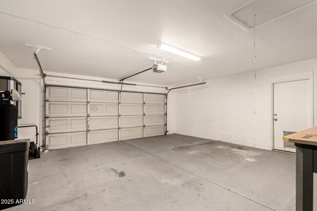 Building Photo - 687 E Park Ave