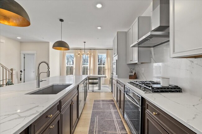 Building Photo - Stunning 4BR / 4.5BA End-Unit Townhome in Brambleton - Built in 2024!