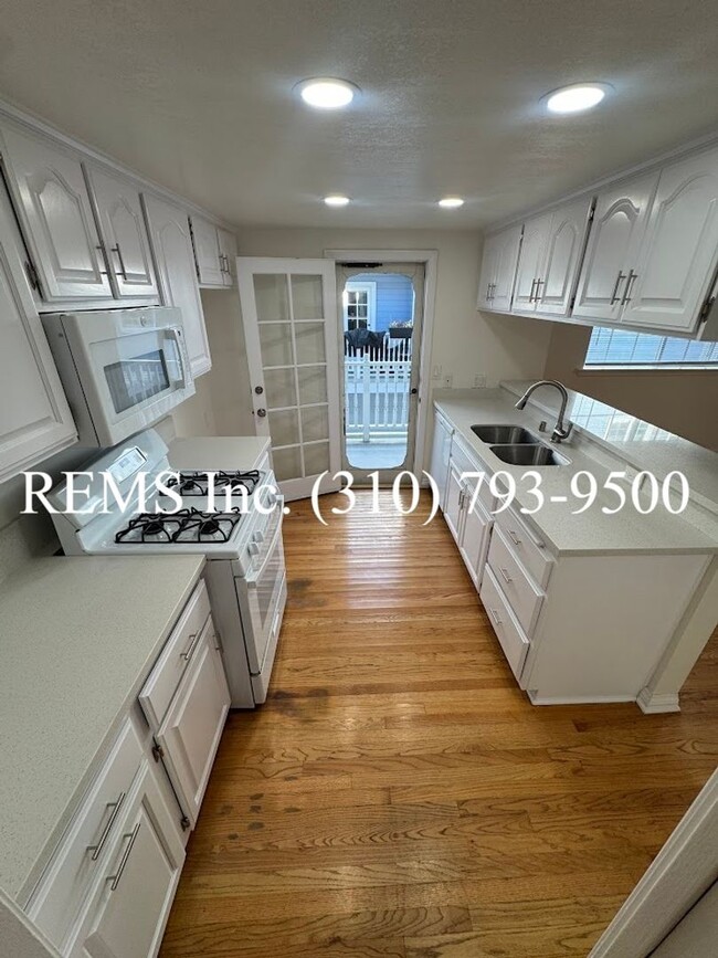 Building Photo - Spacious Townhome with Garage & Laundry in...