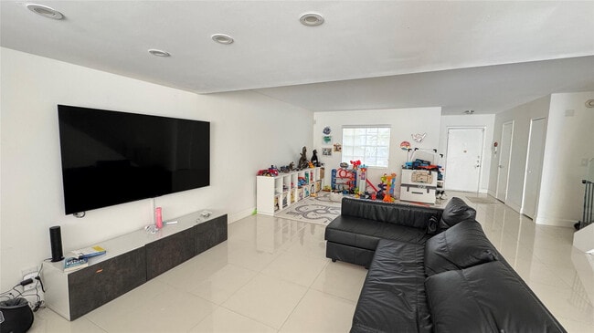 Building Photo - 916 NE 27th Ave