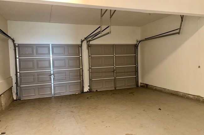 Building Photo - Huge 5 Bedroom Home with Sooo Much Space!