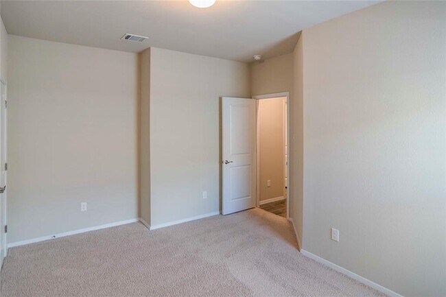Building Photo - 204 Rollingwood Dr