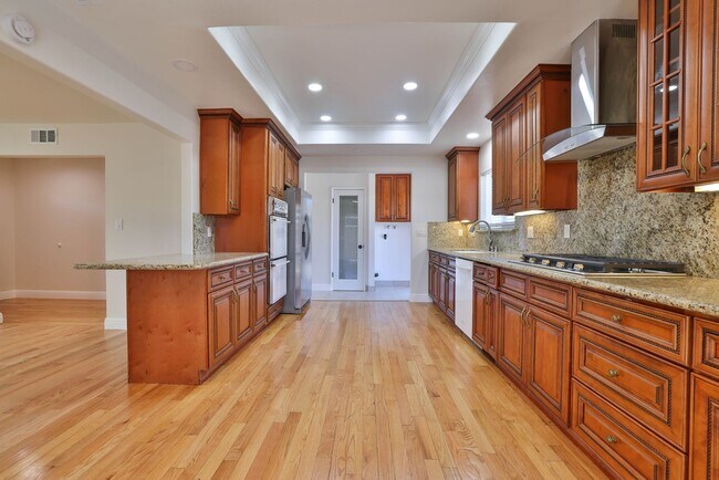 Building Photo - 1327 Essex Way