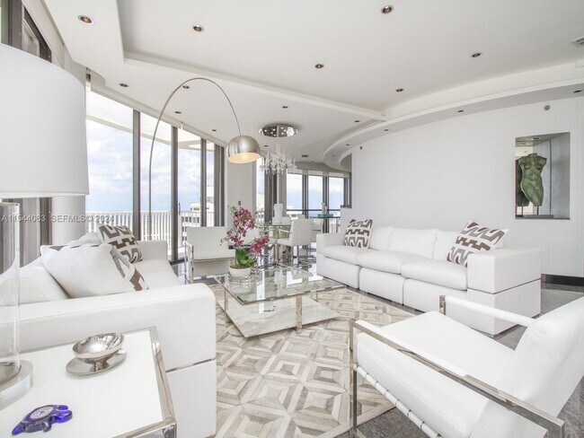 Building Photo - 2000 Island Blvd