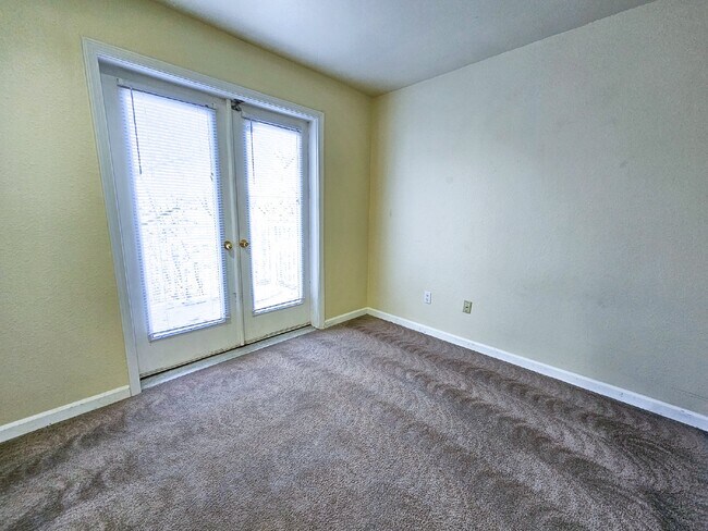 Building Photo - Coming Soon! Cozy top floor 2 Bed, 2 Bath ...
