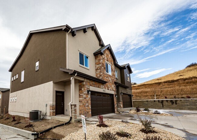 Building Photo - 3 Bedroom End Unit Luxury Townhome in Moun...