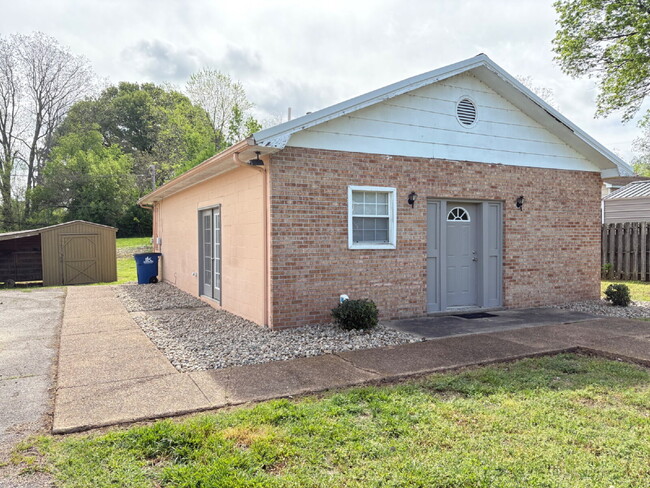 Primary Photo - 509 N McCombs St