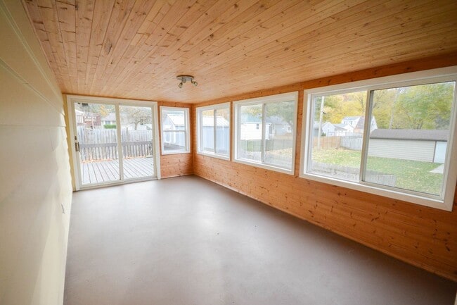 Building Photo - Gorgeous NE Rochester home with TONS of sp...